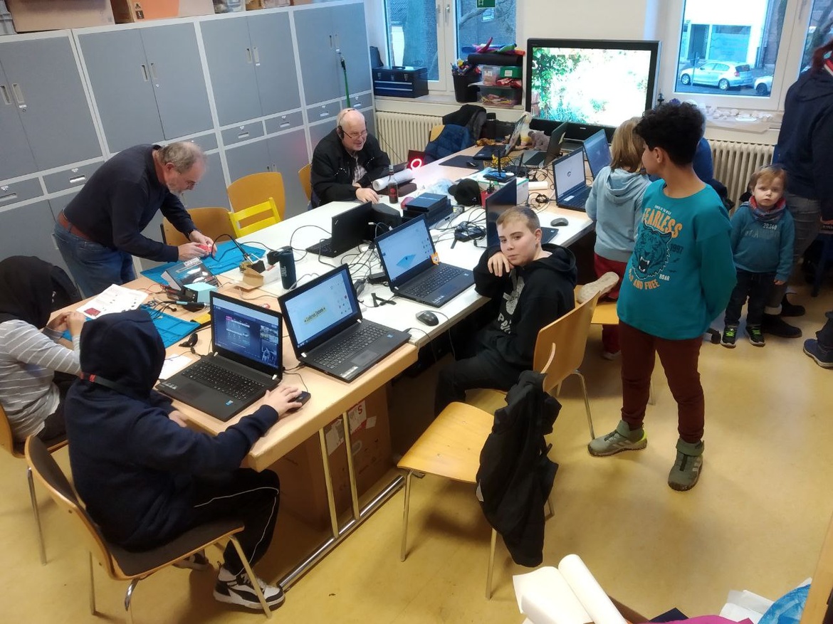 Jugend hackspace am Samstag im JuNo